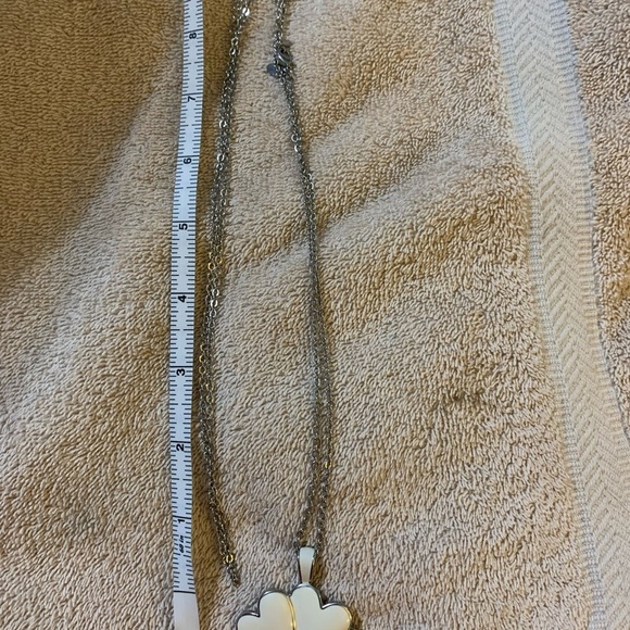 White Flower Pendant Necklace NWOT Cream & Silver - Picture 3 of 4